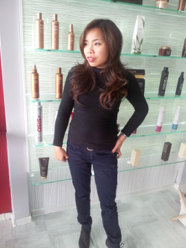 Kim dans un salon de coiffure